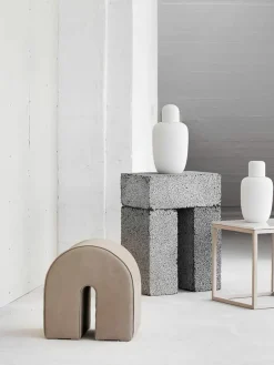 Beklede poef Curved uit nubuckleer^Kristina Dam Best