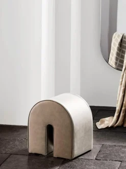 Beklede poef Curved uit nubuckleer^Kristina Dam Best