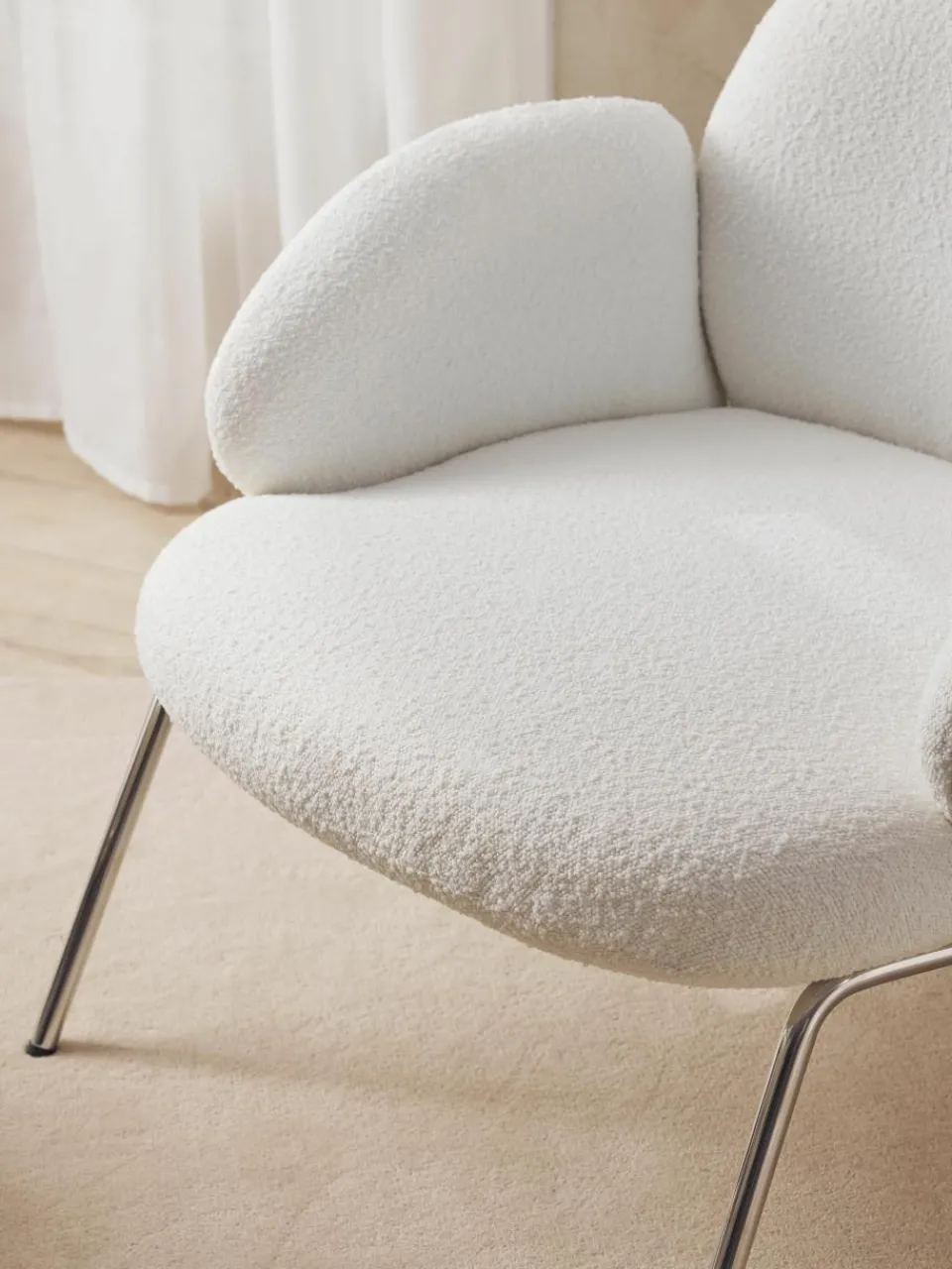 Bouclé fauteuil Luan met metalen poten^Westwing Collection New