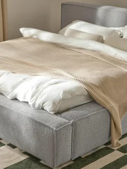 Bouclé gestoffeerd bed Lennon^Westwing Collection Discount