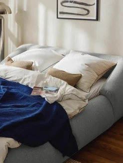 Bouclé gestoffeerd bed Sofia^Westwing Collection Outlet