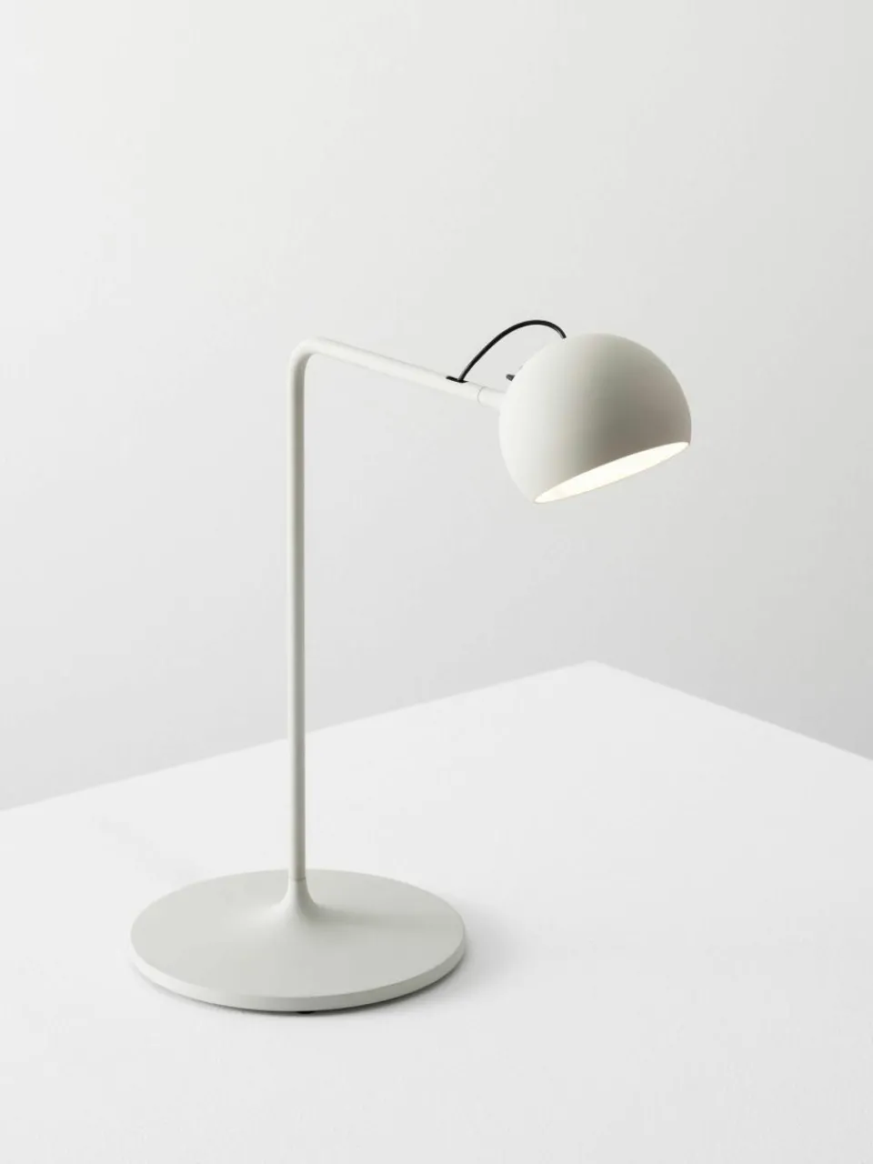 Dimbare verstelbare LED bureaulamp Ixa^Artemide New