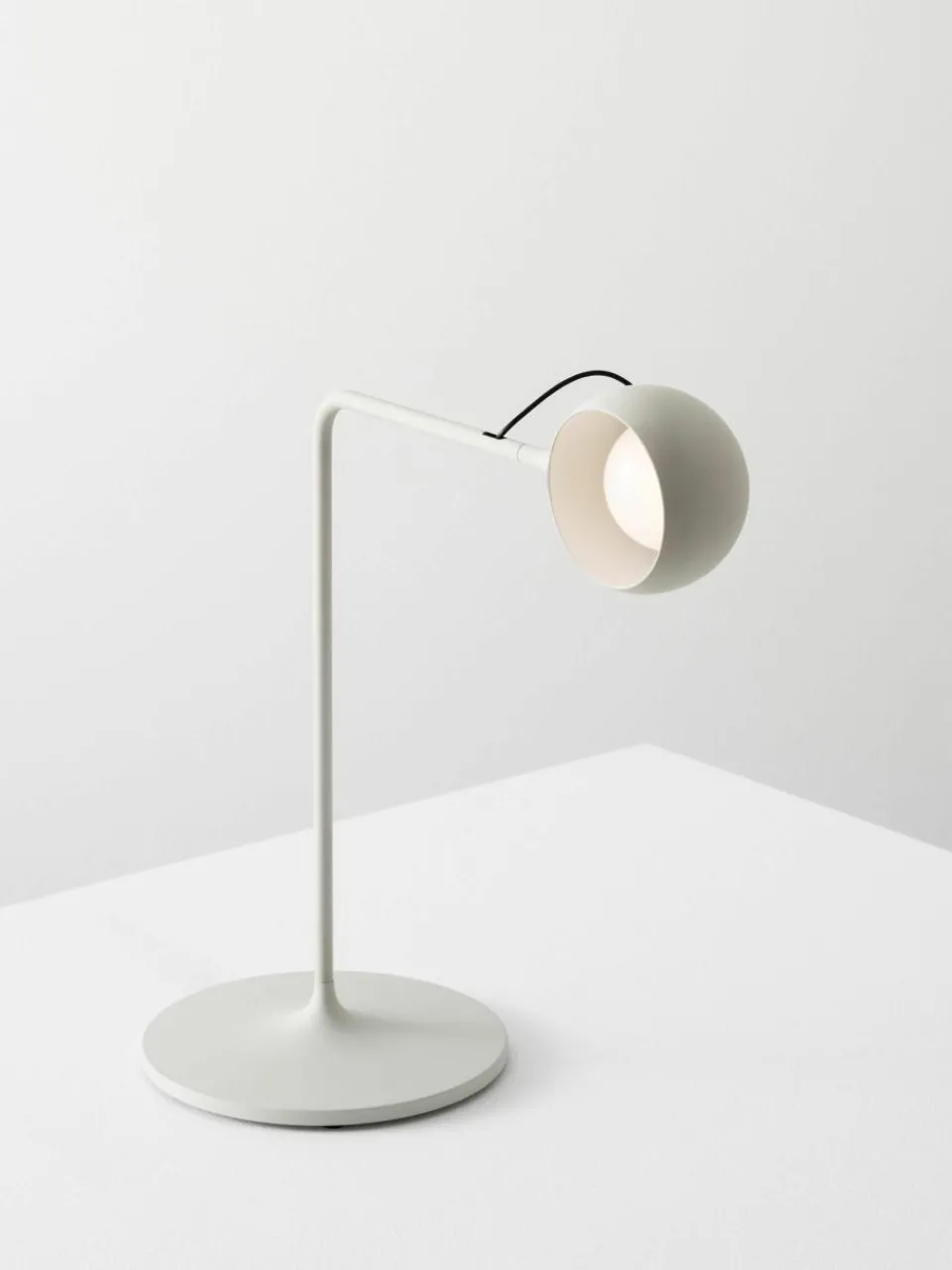 Dimbare verstelbare LED bureaulamp Ixa^Artemide New