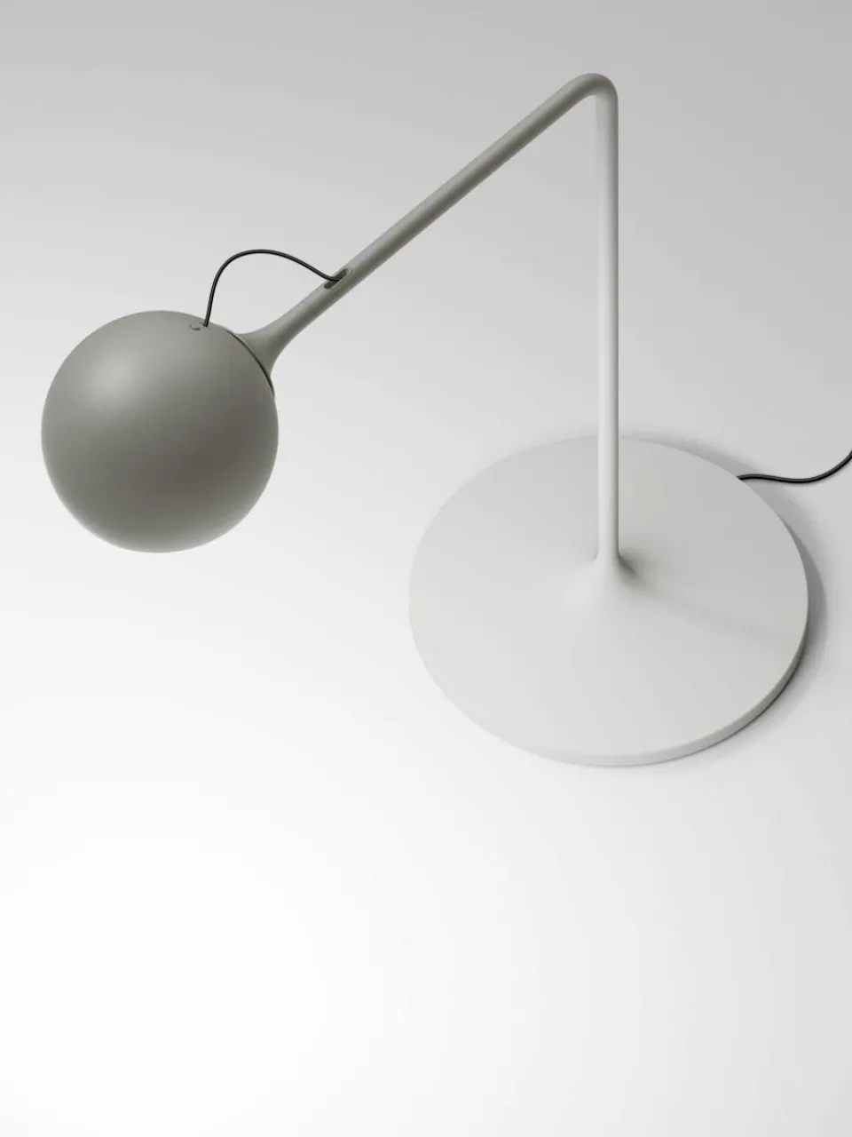 Dimbare verstelbare LED bureaulamp Ixa^Artemide New