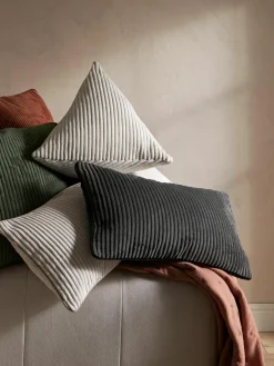 Driehoekige corduroy kussen Kylen^Westwing Collection New