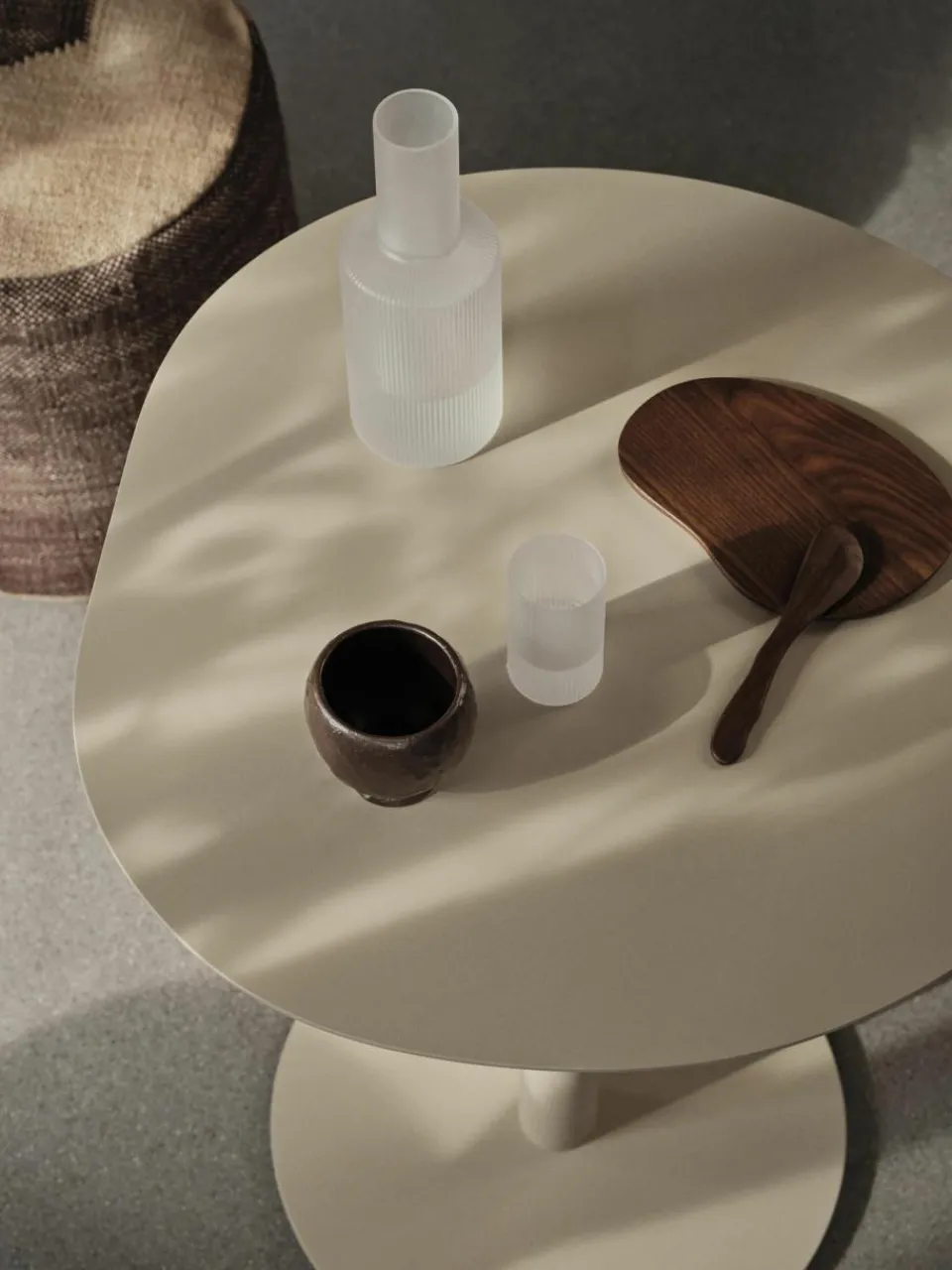 Eettafel Pond in organische vorm^ferm LIVING Online