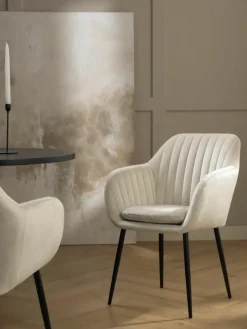 Fluwelen armstoel Emilia met metalen poten^Westwing Outlet