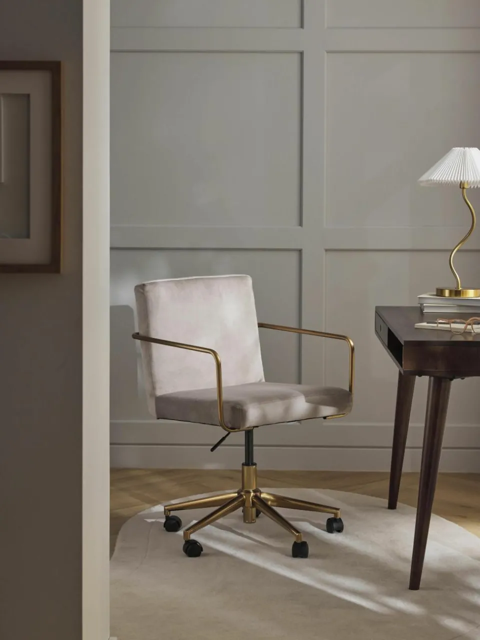 Fluwelen bureaustoel Kashya met armleuning, in hoogte verstelbaar^Westwing Collection Discount