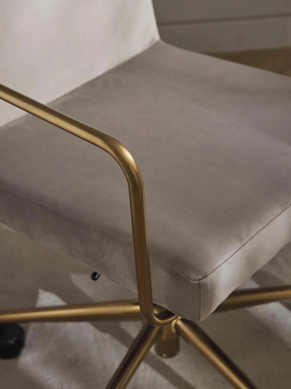 Fluwelen bureaustoel Kashya met armleuning, in hoogte verstelbaar^Westwing Collection Discount