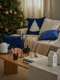 Fluwelen kussenhoes Amara met geborduurde kerstboom^Westwing Collection New