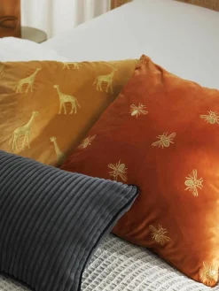 Geborduurde fluwelen kussenhoes Nora^Westwing Collection Clearance