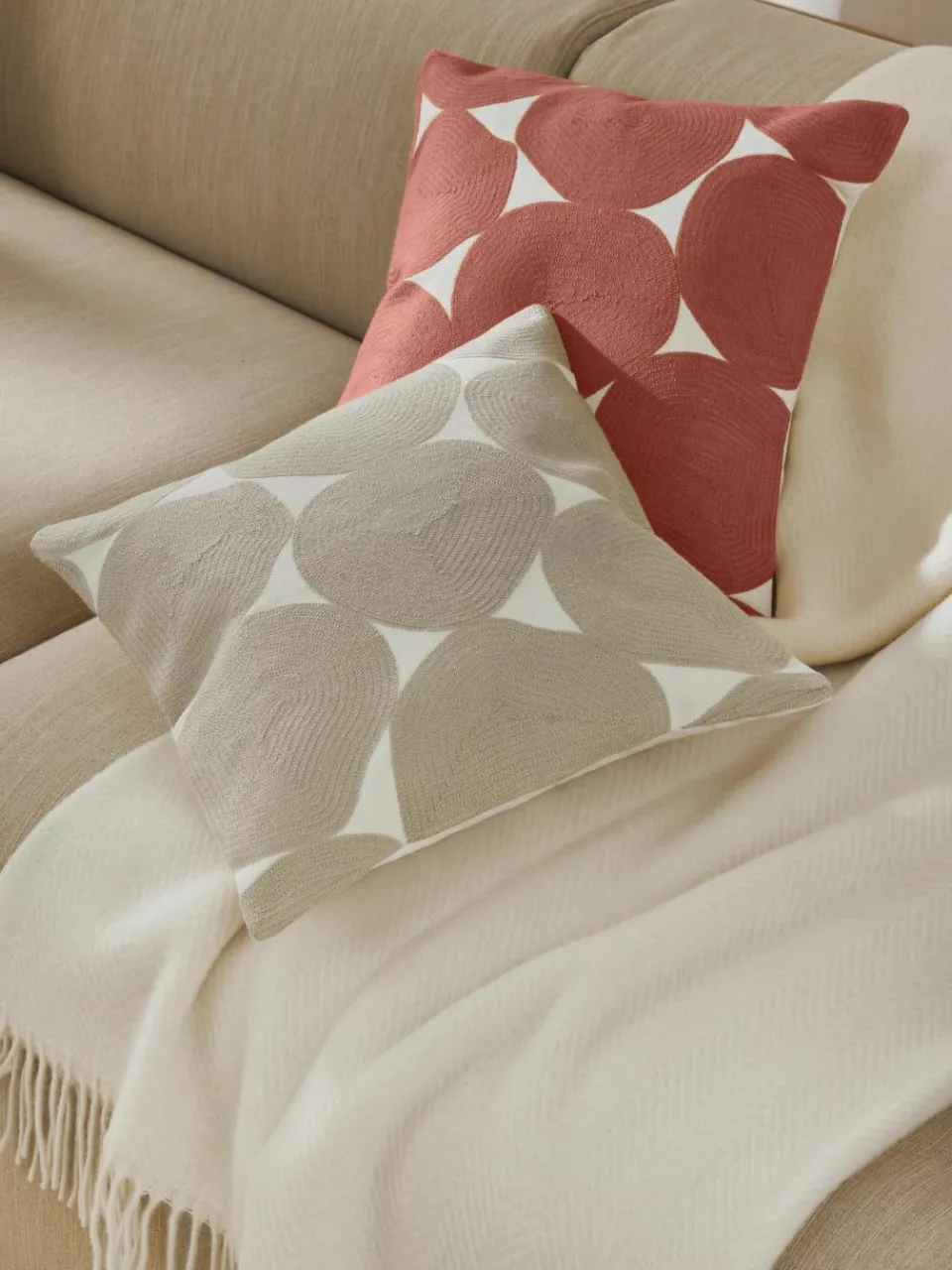 Geborduurde katoenen kussenhoes Bardia^Westwing Collection Hot