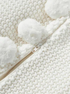 Gebreide kussenhoes Molly met pompoms^Westwing Collection Hot