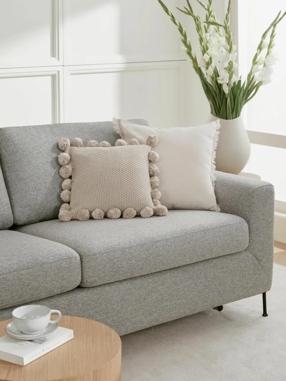 Gebreide kussenhoes Molly met pompoms^Westwing Collection New