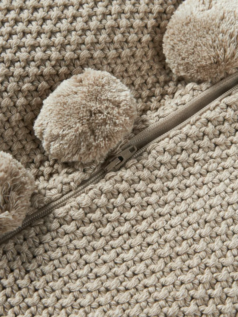 Gebreide kussenhoes Molly met pompoms^Westwing Collection New