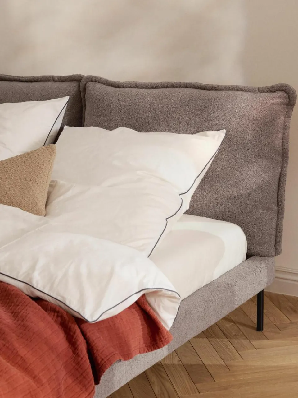 Gestoffeerd bed Amelia van teddy bouclé^Westwing Collection Online