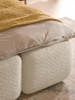 Gestoffeerd bed Tayla van teddy bouclé^Westwing Collection Sale