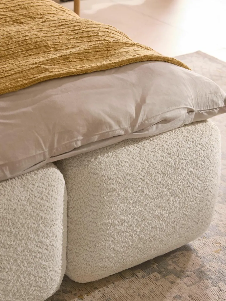 Gestoffeerd bed Tayla van teddy bouclé^Westwing Collection Sale