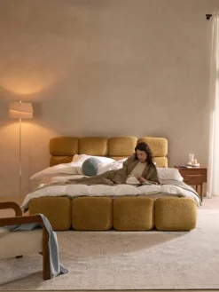 Gestoffeerd bed Tayla van teddy bouclé^Westwing Collection Outlet