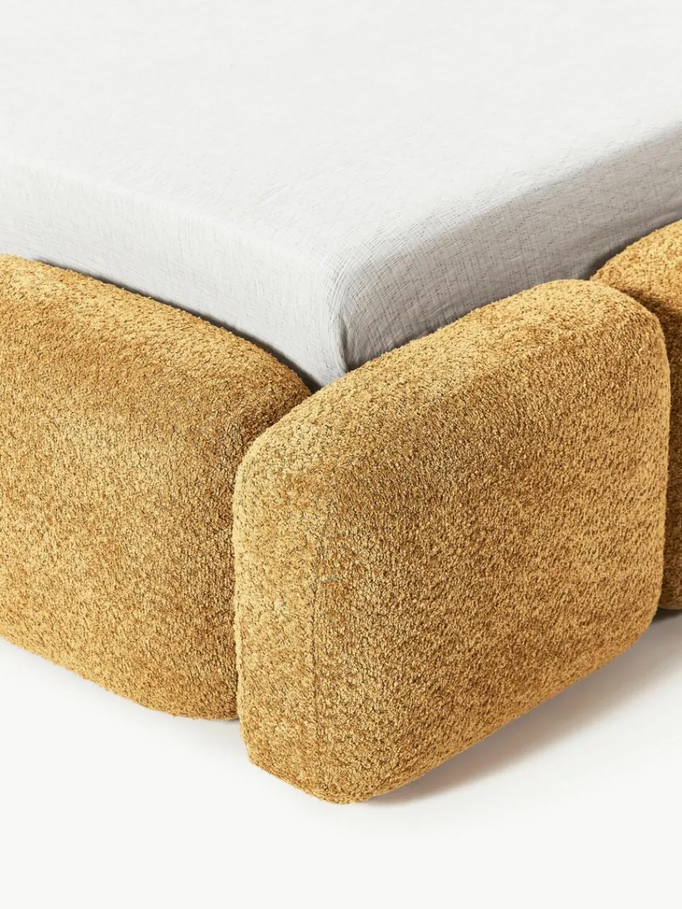 Gestoffeerd bed Tayla van teddy bouclé^Westwing Collection Outlet