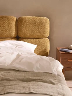 Gestoffeerd bed Tayla van teddy bouclé^Westwing Collection Outlet