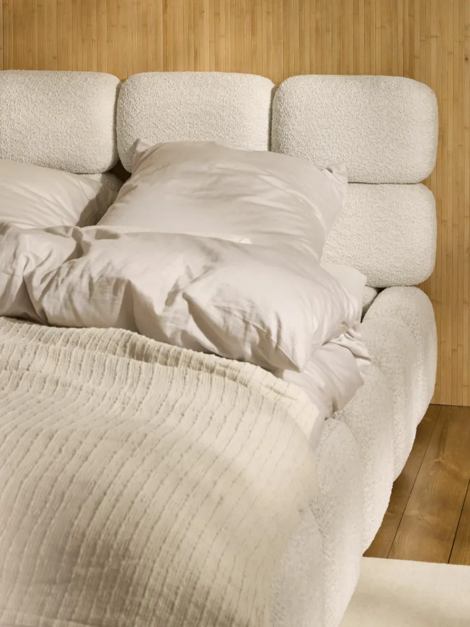 Gestoffeerd bed Tayla van teddy bouclé met opbergruimte^Westwing Collection Outlet