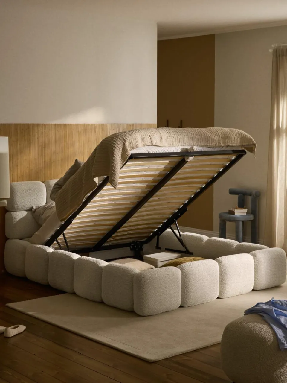 Gestoffeerd bed Tayla van teddy bouclé met opbergruimte^Westwing Collection Outlet