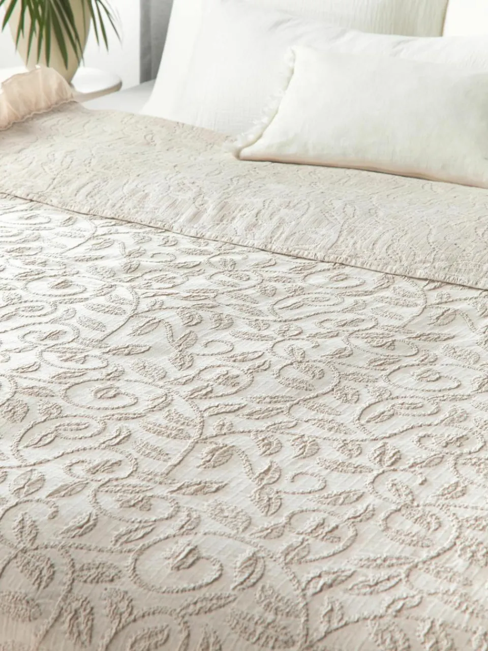 Gestructureerde katoenen deken Clara met franjes en bloemenpatroon^Westwing Collection Hot