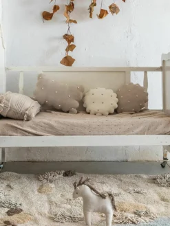Handgeborduurd katoenen knuffelkussen Biscuit^Lorena Canals Fashion