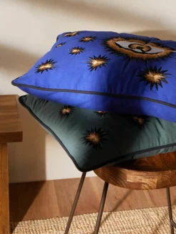 Handgeborduurde Katoenen kussenhoes Eye^Westwing Hot