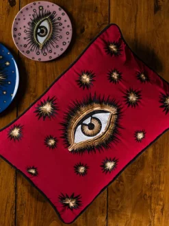 Handgeborduurde katoenen kussenhoes Eye^Westwing Sale
