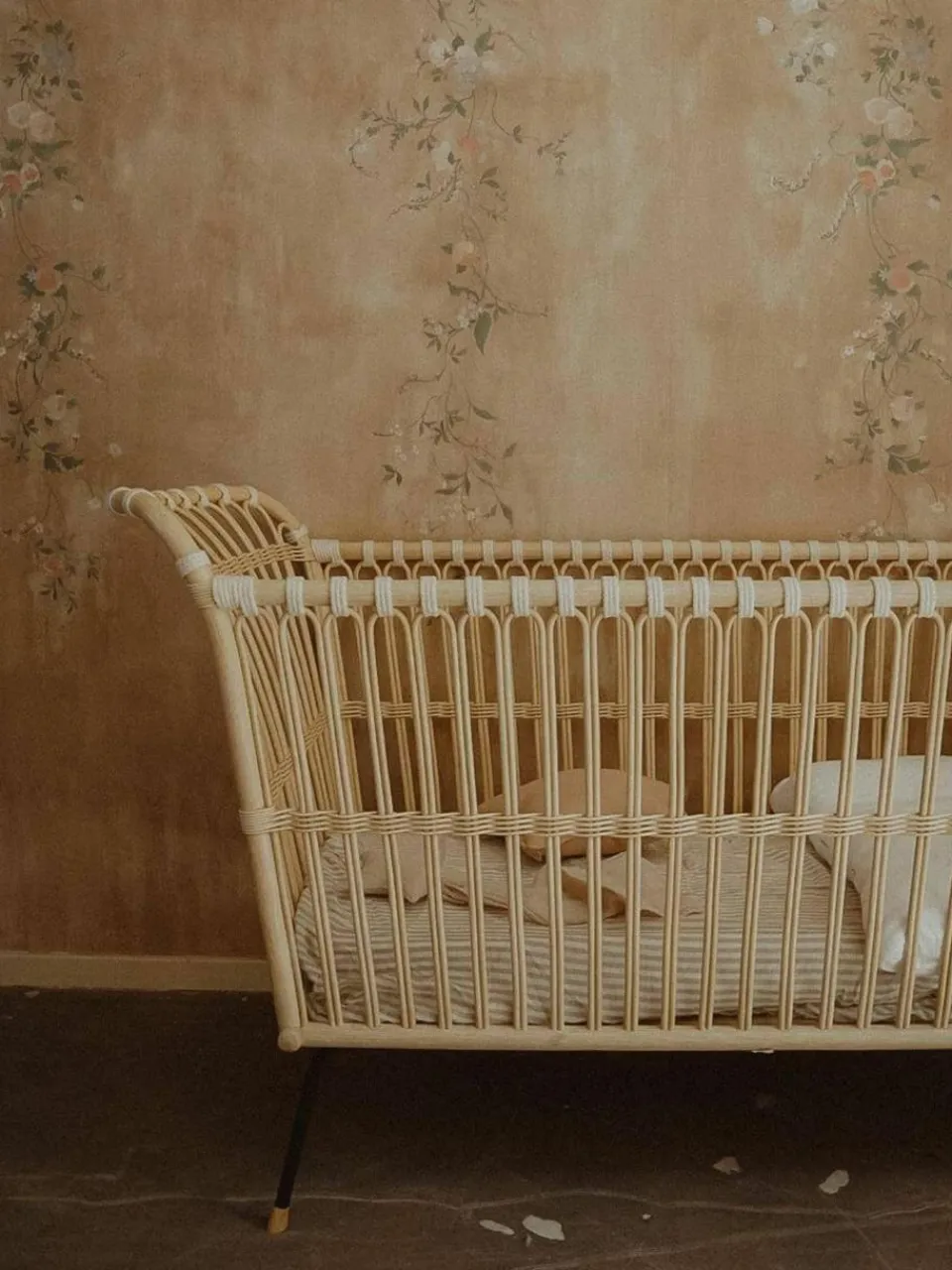 Handgemaakte babybedje Frederick van rotan^Bermbach Hot