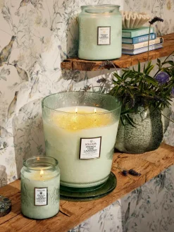 Handgemaakte geurkaars Japonica Collection (cade hout, verbena & lavendel)^Voluspa Discount