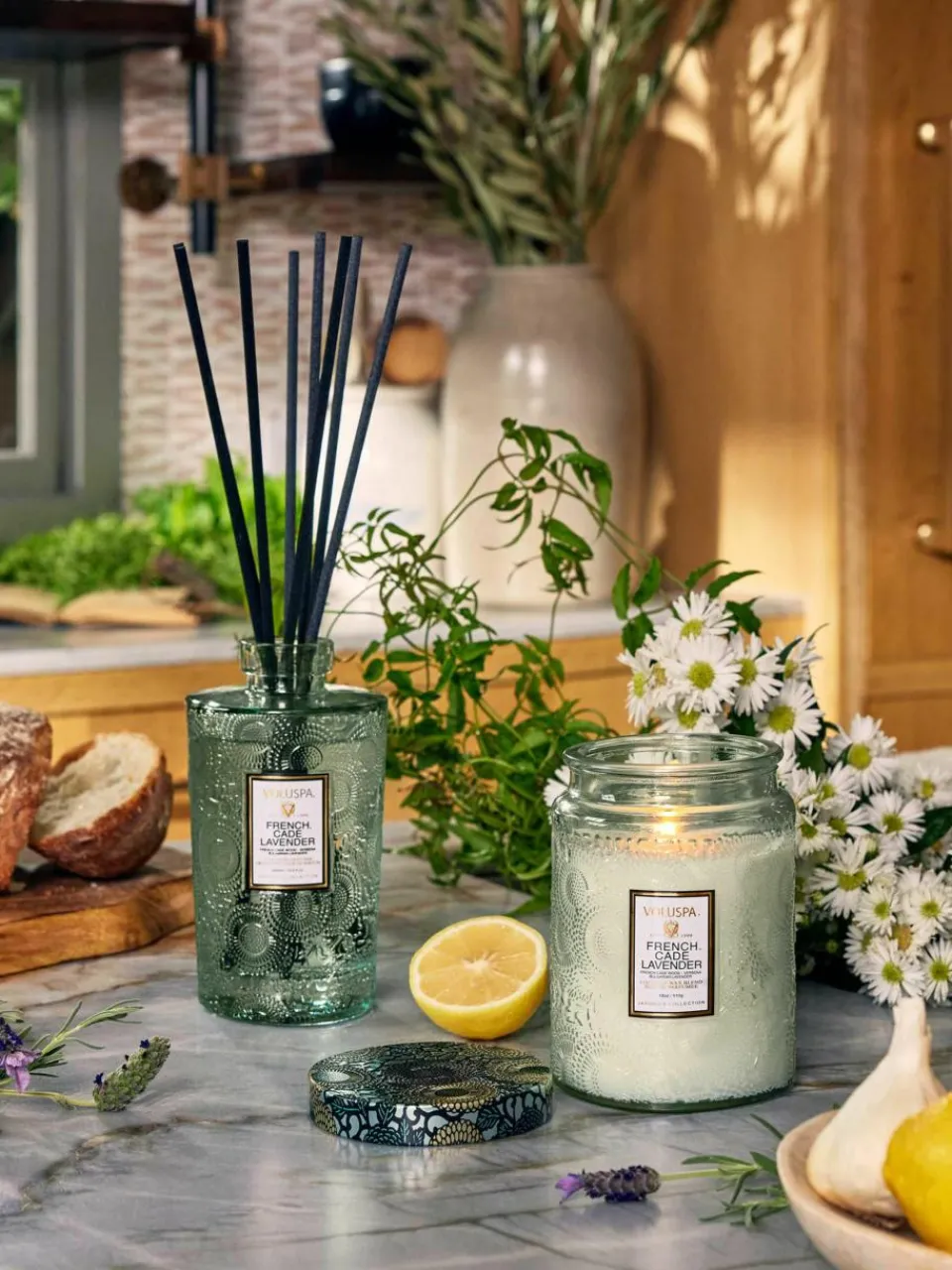 Handgemaakte geurkaars Japonica Collection (cade hout, verbena & lavendel)^Voluspa Discount