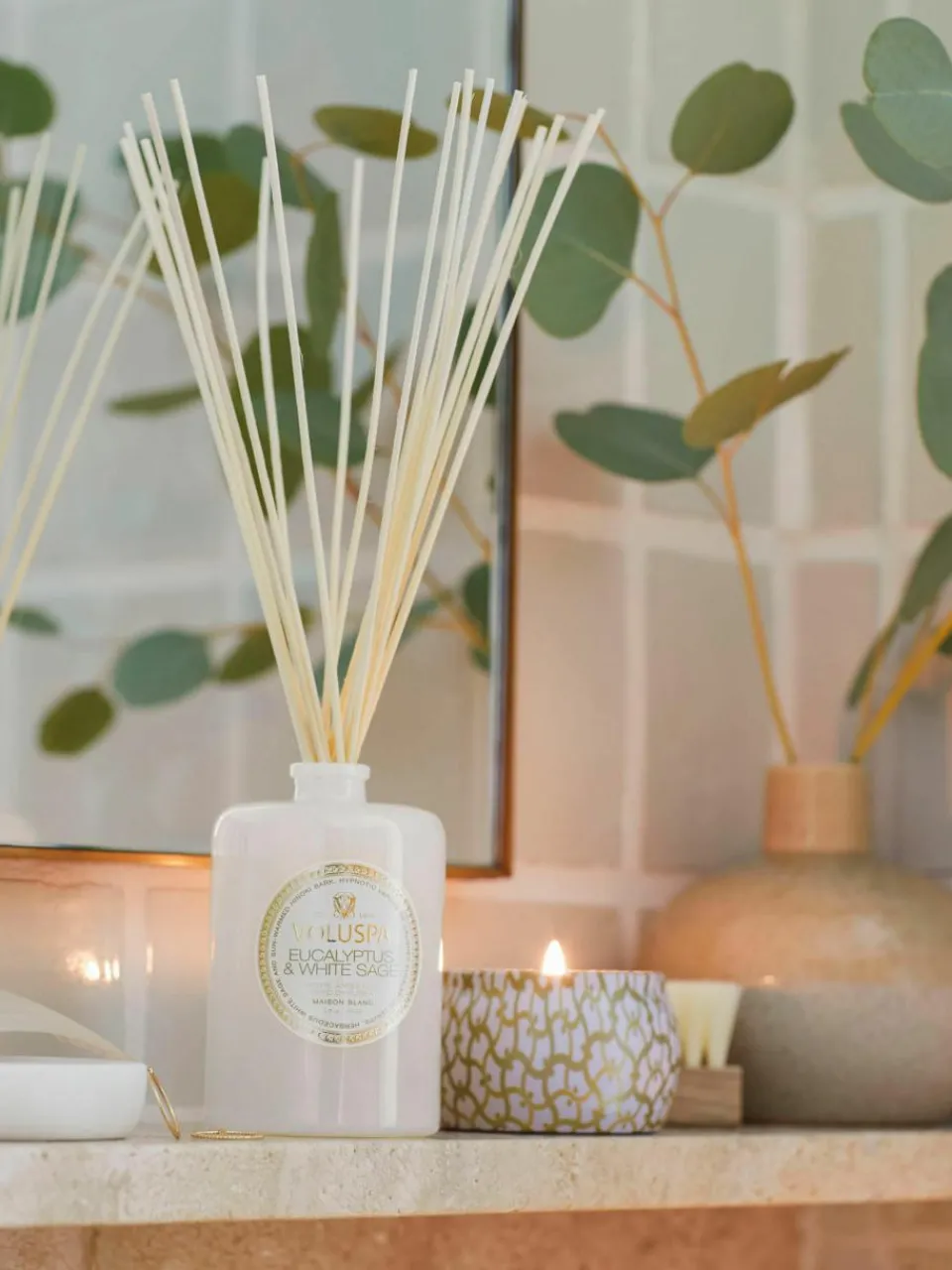 Handgemaakte geurkaars Maison Blanc (eucalyptus, kardemom, saliekleurig & hinoki-schors)^Voluspa Fashion