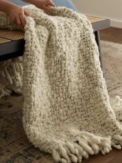 Handgemaakte grofgebreide wollen deken Belen met franjes^Westwing Collection Discount