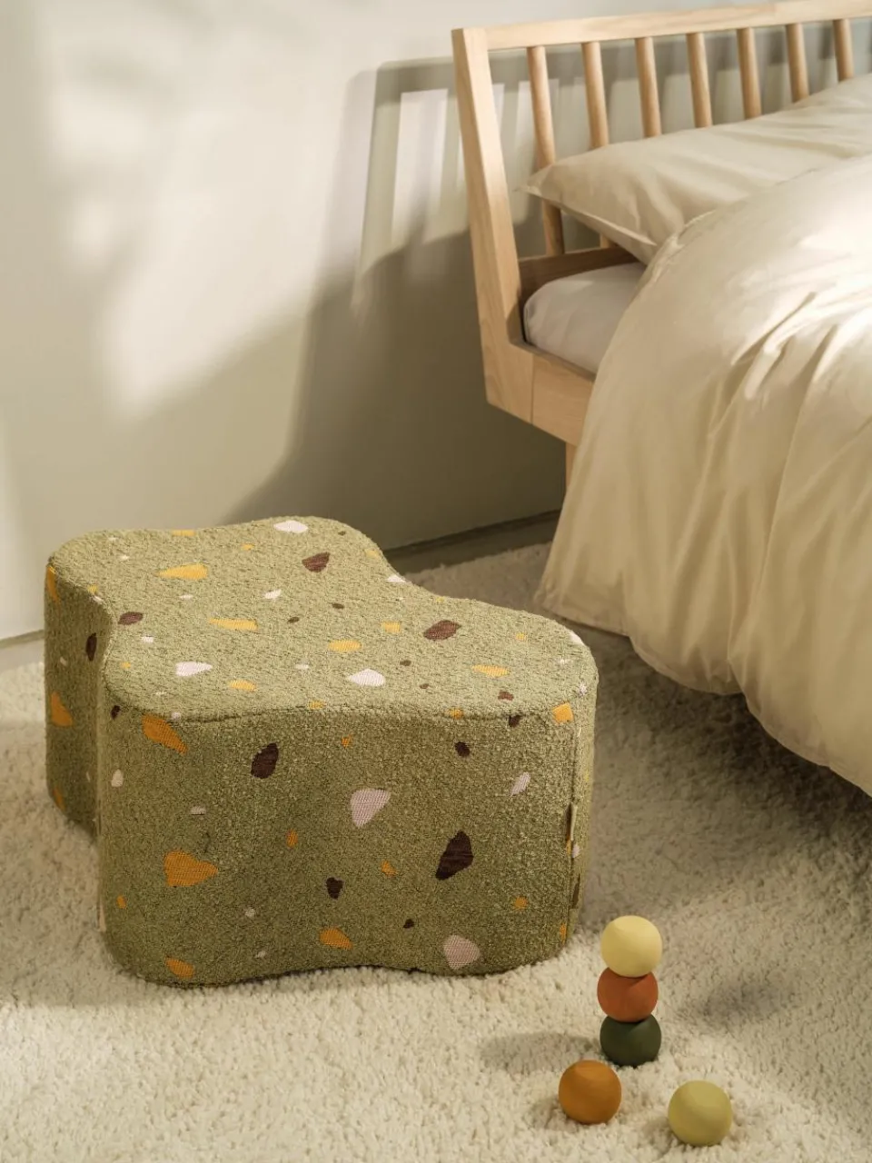 Handgemaakte kinderpoef Cloud van bouclé^Wigiwama Fashion