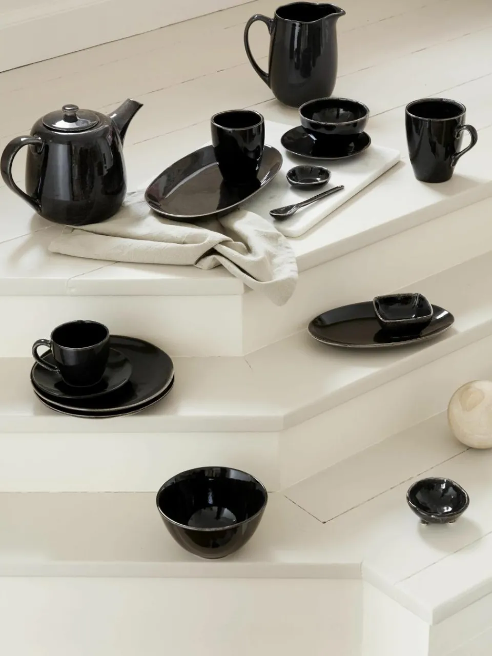 Handgemaakte koffiekopje Nordic Coal met schoteltje^Broste Copenhagen New