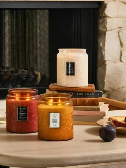Handgemaakte 2-lonts geurkaars Japonica Collection (santal, bourbon vanilla & oud)^Voluspa New