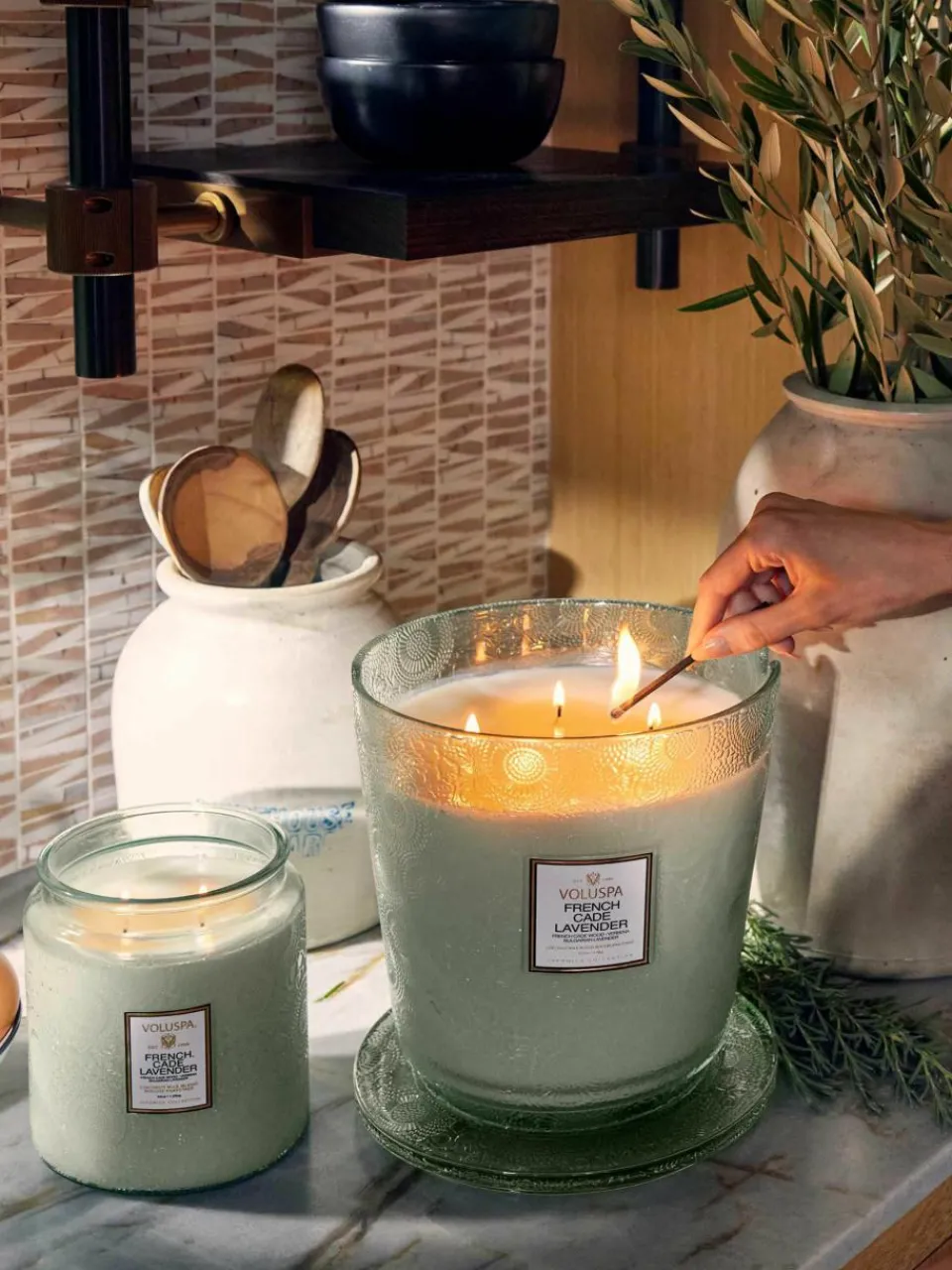 Handgemaakte 5-lonts geurkaars Japonica Collection (cade hout, verbena & lavendel)^Voluspa Online