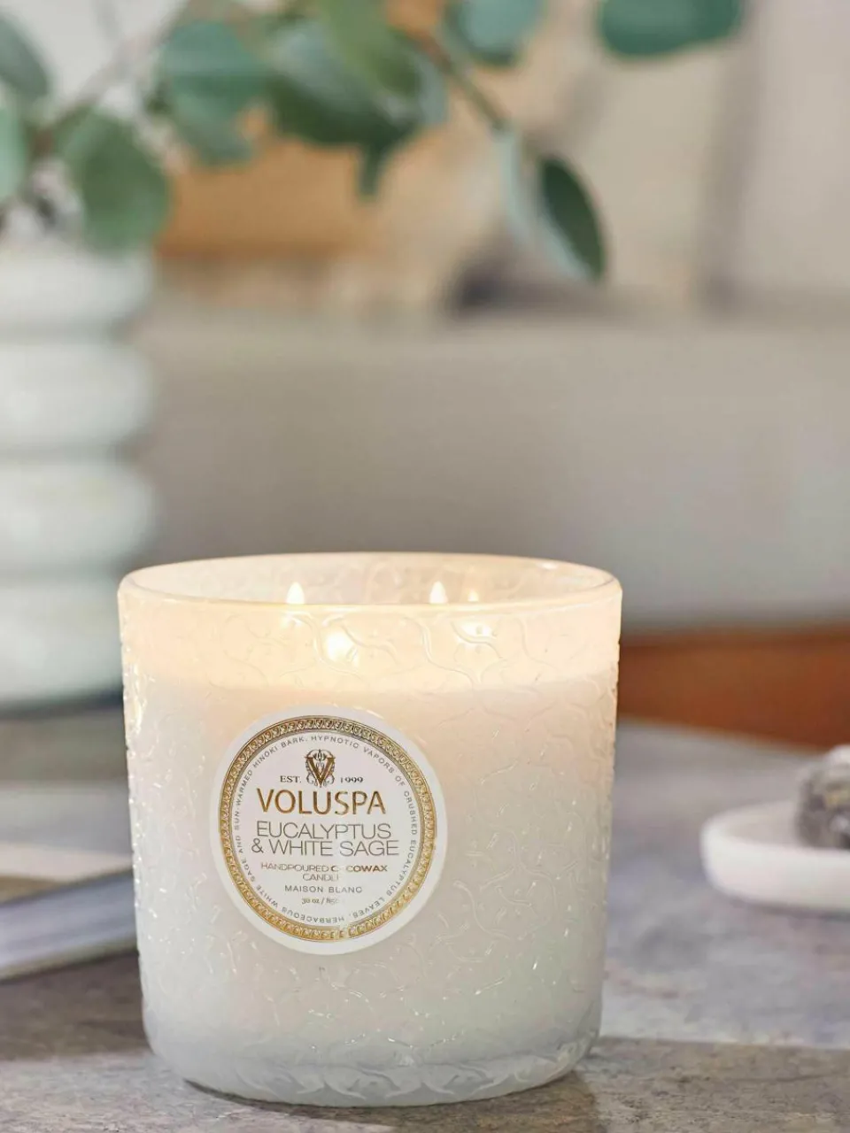 Handgemaakte 3-lonts geurkaars Maison Blanc (eucalyptus, kardemom, saliekleurig & hinoki-schors)^Voluspa Online