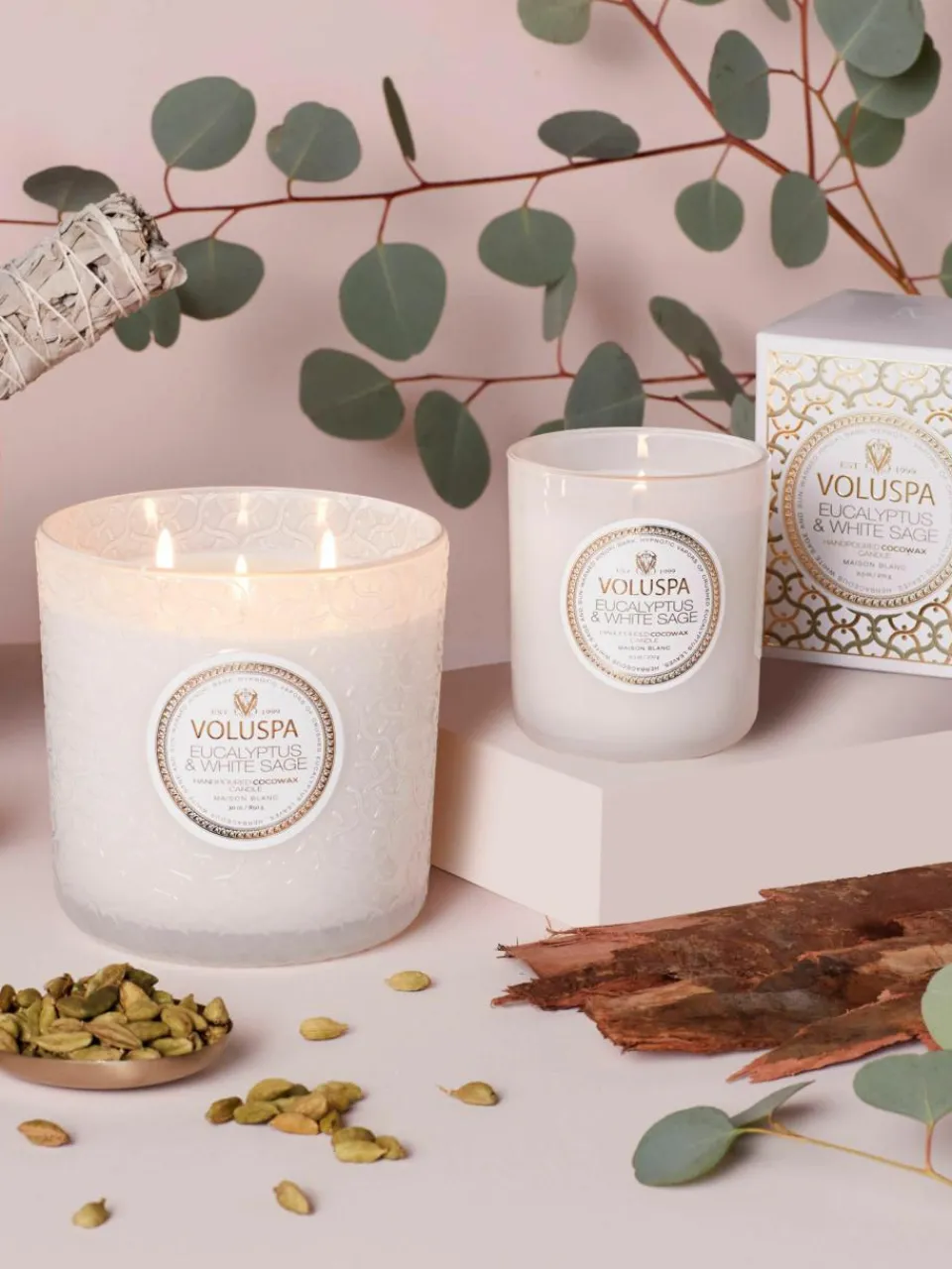 Handgemaakte 3-lonts geurkaars Maison Blanc (eucalyptus, kardemom, saliekleurig & hinoki-schors)^Voluspa Online
