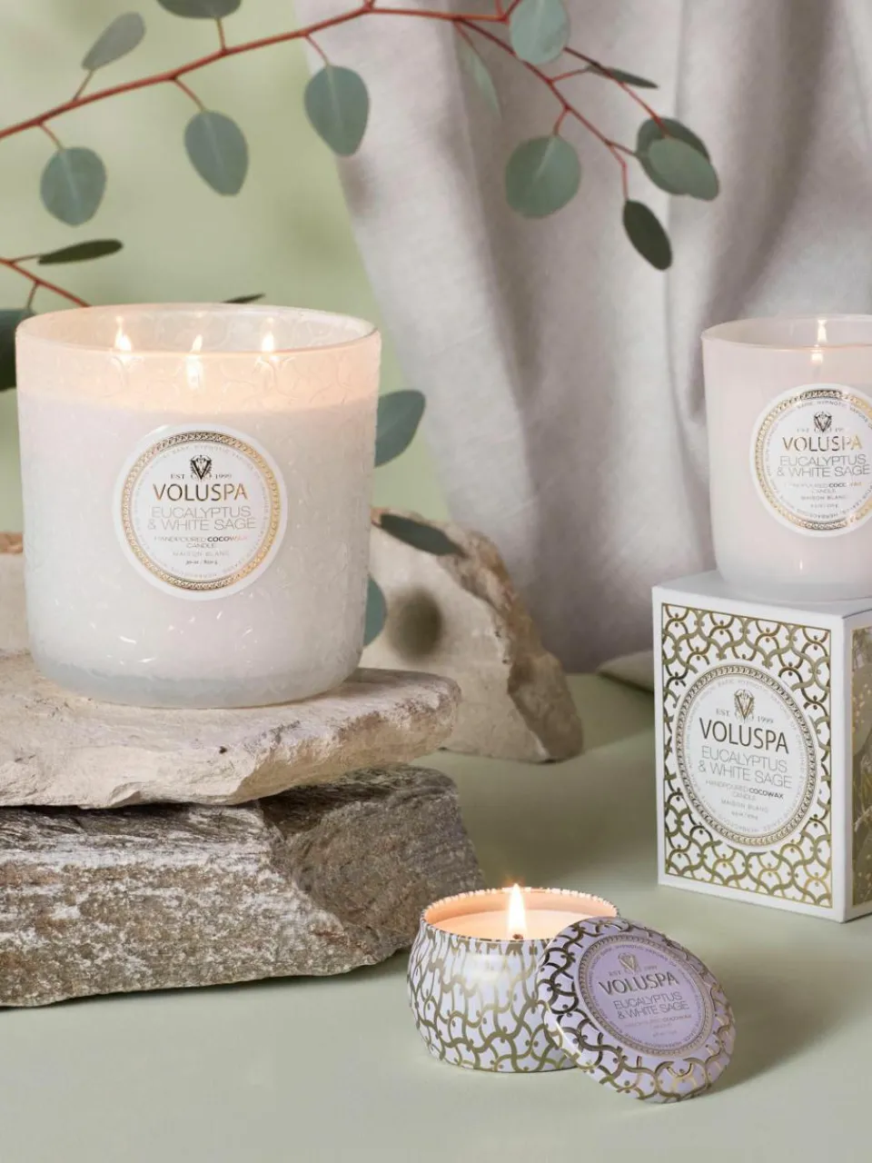 Handgemaakte 3-lonts geurkaars Maison Blanc (eucalyptus, kardemom, saliekleurig & hinoki-schors)^Voluspa Online
