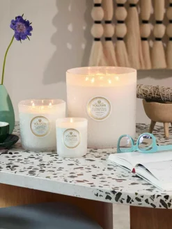 Handgemaakte 3-lonts geurkaars Maison Blanc (eucalyptus, kardemom, saliekleurig & hinoki-schors)^Voluspa Online