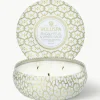 Handgemaakte 3-lonts geurkaars Maison Blanc (eucalyptus, kardemom, saliekleurig & hinoki-schors)^Voluspa Outlet