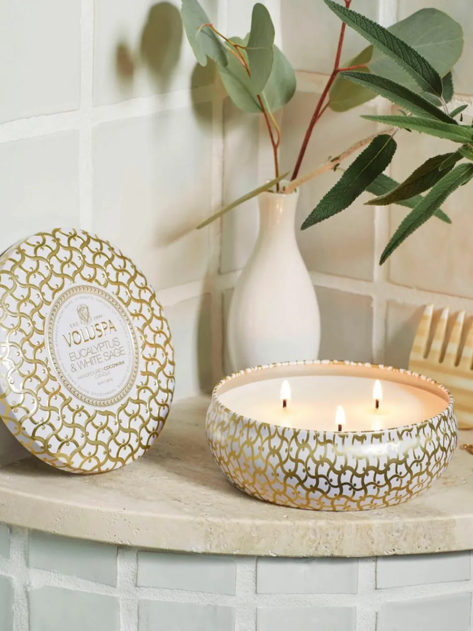 Handgemaakte 3-lonts geurkaars Maison Blanc (eucalyptus, kardemom, saliekleurig & hinoki-schors)^Voluspa Outlet