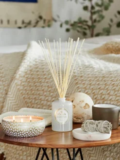 Handgemaakte 3-lonts geurkaars Maison Blanc (eucalyptus, kardemom, saliekleurig & hinoki-schors)^Voluspa Outlet