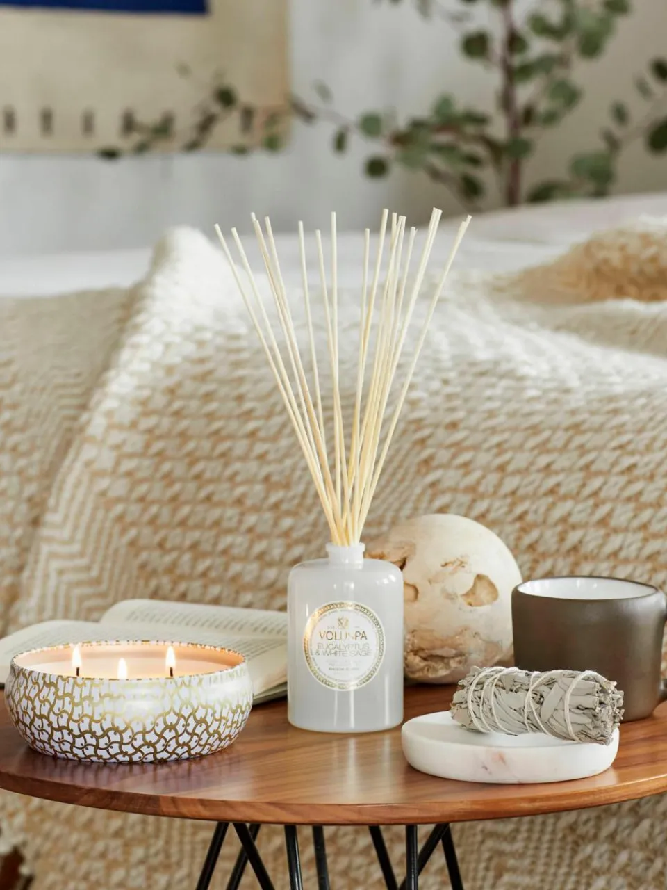 Handgemaakte 3-lonts geurkaars Maison Blanc (eucalyptus, kardemom, saliekleurig & hinoki-schors)^Voluspa Outlet