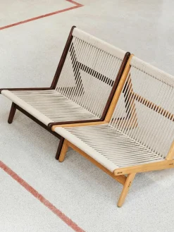 Handgemaakte loungefauteuil MR01 Initial van eikenhout met stoelkussen^GUBI Discount