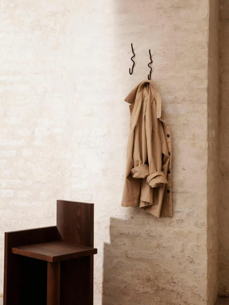 Handgemaakte messing wandhaak Curvature^ferm LIVING Online